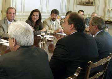 Τις διαφωνίες της ΕΝΑΕ και της ΚΕΔΚΕ για τη ρύθμιση του 42% άκουσε ο πρωθυπουργός