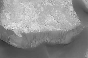 Πάγος νερού κρύβεται μέσα στους αμμόλοφους του Αρη