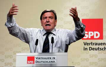 Μειώθηκε η διαφορά Μέρκελ-Σρέντερ μετά το ντιμπέιτ των δύο πολιτικών αρχηγών