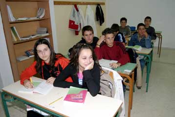 Με πολλά κενά σε καθηγητές και βιβλία η πρώτη μέρα στα σχολεία, υποστηρίζει η ΟΛΜΕ