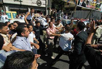 Καταγγελίες παρατυπιών στις πρώτες πολυκομματικές εκλογές της Αιγύπτου