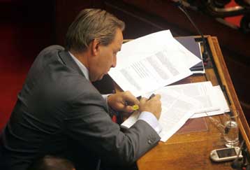 Την 1η Ιουλίου 2006 ξεκινά η καταβολή του ΛΑΦΚΑ στους δικαιούχους συνταξιούχους