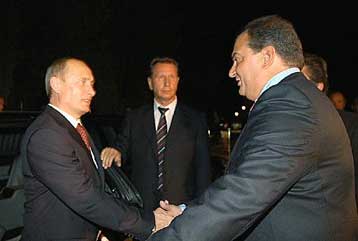 Σύσφιγξη οικονομικών σχέσεων και κοινή δράση στο Κυπριακό θέλουν Καραμανλής – Πούτιν