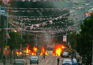 Βίαιες συγκρούσεις προτεσταντών με την αστυνομία στο Μπέλφαστ