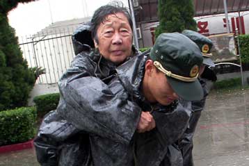 Τουλάχιστον 14 νεκροί από το σαρωτικό πέρασμα του τυφώνα Χανούν στην Κίνα