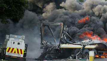 Νέα επεισόδια στη Βόρειο Ιρλανδία με δεκάδες τραυματίες
