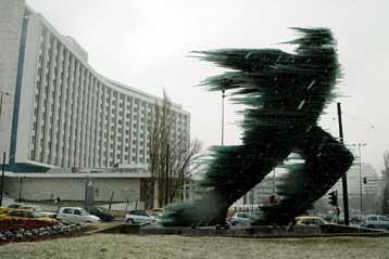 Λεύκωμα με το σύνολο του έργου του γλύπτη Κώστα Βαρώτσου