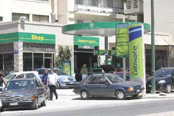 Σε σταθερά ανοδική τροχιά η μέση τιμή της αμόλυβδης βενζίνης