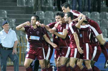 «Βυσσινί» πανηγύρι στη Λάρισα για την πρώτη νίκη των γηπεδούχων, 2-0 την Καλλιθέα