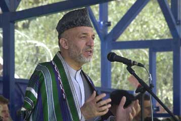 Να επικεντρώσουν στις «πηγές της τρομοκρατίας» ζητά από τις ΗΠΑ ο Καρζάι