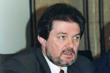 Για παρακράτηση προνοιακών επιδομάτων κατηγορεί την κυβέρνηση ο νομάρχης Πειραιά