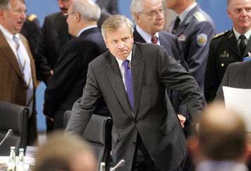 Ενεργότερο ρόλο σε πολιτικό επίπεδο αναζητούν οι υπουργοί Αμυνας του ΝΑΤΟ