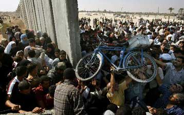 Η Αίγυπτος καλεί τους Παλαιστίνιους της Γάζας να απομακρυνθούν από τη μεθόριο