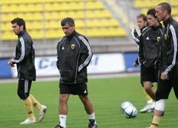 Κόντρα μεταξύ ισοδύναμων αντιπάλων, λέει ο Σάντος για το ματς της ΑΕΚ με την Ζενίτ