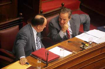 Δεν θα φορολογηθούν τα αναδρομικά του ΛΑΦΚΑ, διαβεβαιώνει -τελικά- η κυβέρνηση