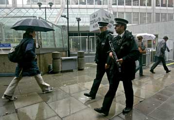 Επτά αλλοδαποί συνελήφθησαν στη Βρετανία σε νέα επιχείρηση της αστυνομίας