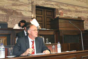 Κόντρες στη Βουλή στη συζήτηση του νομοσχεδίου για τις αυξήσεις των συντάξεων Δημοσίου