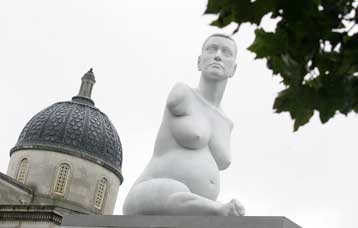 Γλυπτό γυμνής εγκύου χωρίς χέρια και πόδια παρουσιάστηκε στο Λονδίνο