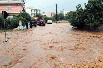 Πλημμυρισμένες κατοικίες και κυκλοφοριακά προβλήματα από τη νεροποντή