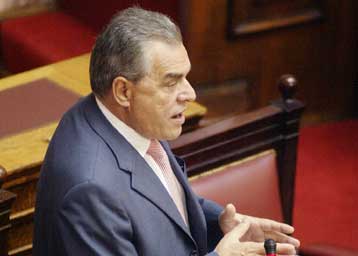 Διαφωνία Γιακουμάτου για κατάργηση συλλογικών συμβάσεων και βασικού μισθού