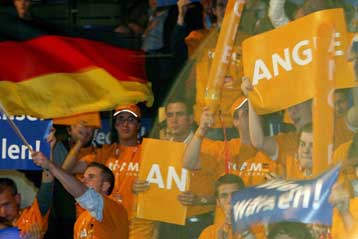 Προς άγραν ψήφων αναποφάσιστων Σρέντερ και Μέρκελ ώρες πριν ανοίξουν οι κάλπες