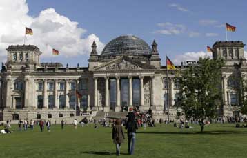 Ανοιξαν την Κυριακή οι κάλπες στη Γερμανία για την πλέον αμφίρροπη εκλογική μάχη