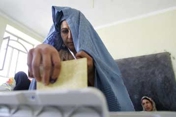 Στις κάλπες οι Αφγανοί πολίτες στις πρώτες μετά από 30 χρόνια βουλευτικές εκλογές