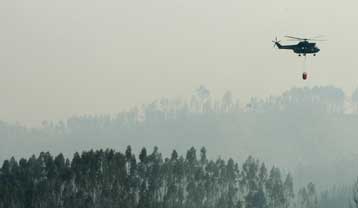 Μάχη με τις φλόγες δίνουν και πάλι οι πυροσβέστες στην κεντρική και βόρειο Πορτογαλία