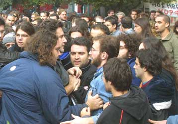 Εκτεταμένα επεισόδια στο ΤΕΙ Καβάλας ανάμεσα σε ταραξίες και μέλη της ΚΝΕ