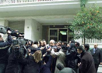 Σύλληψη νεαρού τοξικομανή που πέταξε πέτρα στο σπίτι του Κώστα Σημίτη