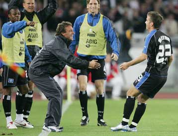 Πέρασε με 2-1 από την Στουτγκάρδη το Αμβούργο και ανέβηκε στην 2η θέση