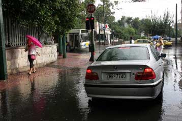 Πλημμυρισμένα σπίτια και κλειστοί δρόμοι από τη σφοδρή βροχόπτωση στην Αττική