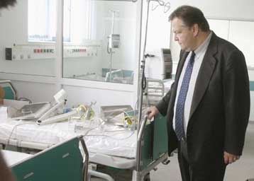 Βολές Βενιζέλου κατά Κακλαμάνη για τις ελλείψεις στο Αττικό Νοσοκομείο