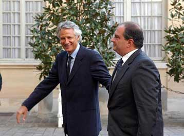 Τα αμυντικά θέματα στην πρώτη γραμμή των επαφών Καραμανλή με Ντε Βιλπέν και Σιράκ