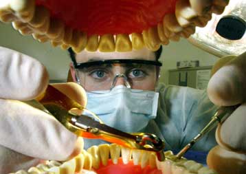 «Στοπ» στην έκδοση τιμοκαταλόγων από τους οδοντιατρικούς συλλόγους