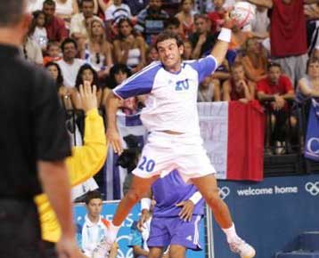 Ο Καρυπίδης άνοιξε τον δρόμο για τους Έλληνες στην μικτή κόσμου χάντμπολ