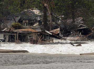 Στις ακτές του Τέξας και της Λουιζιάνα βρίσκεται ο εξασθενημένος κυκλώνας