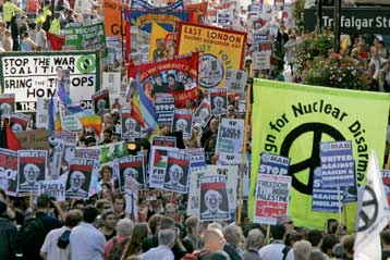 Ογκώδεις διαδηλώσεις στο Λονδίνο και την Ουάσινγκτον κατά του πολέμου στο Ιράκ