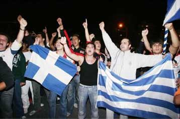 Πανηγυρισμοί για τη μεγάλη πρόκριση της εθνικής μπάσκετ στον τελικό