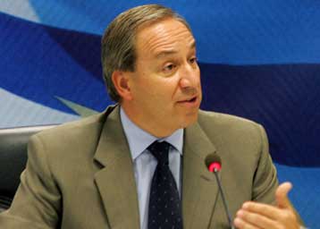 Στα όρια του πληθωρισμού οι αυξήσεις μισθών το 2006, «μπόνους» σε ΕΚΑΣ και ΟΓΑ