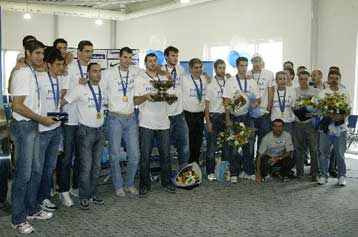 Θριαμβευτική υποδοχή των παικτών της εθνικής μπάσκετ στο «Ελ.Βενιζέλος»