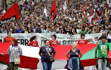 «Νέες ευκαιρίες» για τη Χώρα των Βάσκων βλέπει η ΕΤΑ, αλλά δεν εγκαταλείπει τα όπλα