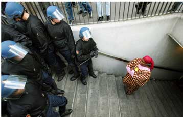 Σε αντιτρομοκρατικό κλοιό τηλεπικοινωνίες και χώροι θρησκευτικής λατρείας στη Γαλλία