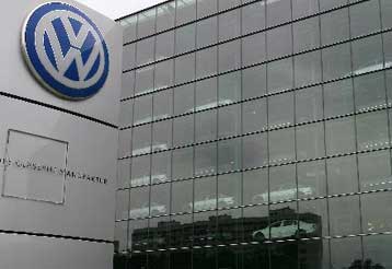 Μείωση μισθών και αύξηση ωρών εργασίας στην Volkswagen υπό το φόβο της «μετανάστευσης»