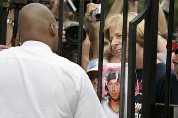 Συνελήφθη έξω από το Λευκό Οίκο η Σίντι Σίχαν