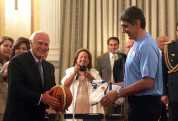 Τιμές στους παίκτες της εθνικής μπάσκετ από την πολιτειακή και πολιτική ηγεσία