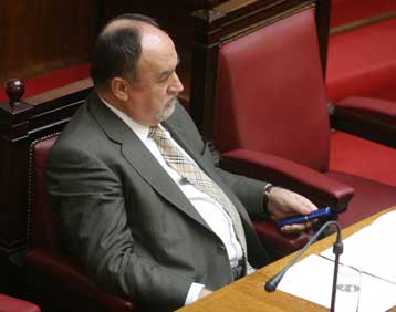 Κάλυψη, τώρα, στον Αδάμ Ρεγκούζα από την κυβέρνηση για το «γρηγορόσημο»