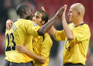 «Καθαρίζει» την πρωτιά η Αρσεναλ, πρώτη νίκη της Τουν, η Μάντσεστερ 2-1 την Μπενφίκα