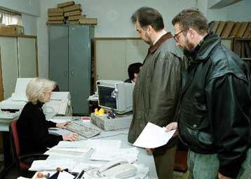 Φοροκυνηγητό για χρέη στο Δημόσιο με κατασχέσεις μισθών και συντάξεων