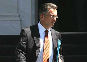 Πολιτική «θύελλα» για τις προσλήψεις με τη διαδικασία της συνέντευξης